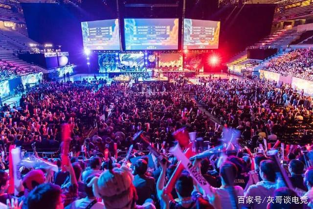 官方：奥格斯堡后卫菲尔豪尔已出院，脑震荡严重复出时间未定